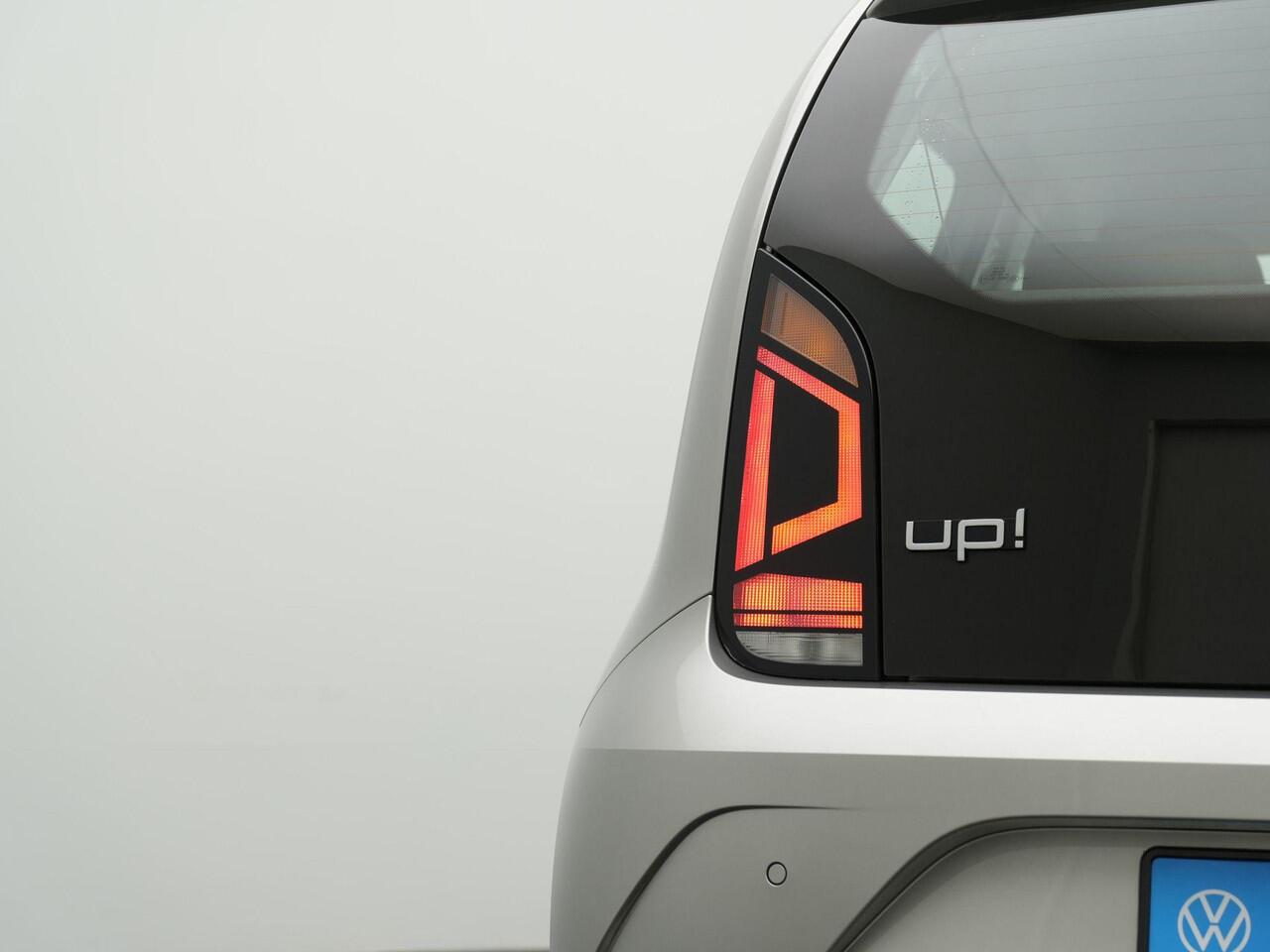 Volkswagen UP! 1.0 65 pk | Achteruitrijcamera | Navigatie via App | Cruise Control | All Season banden |