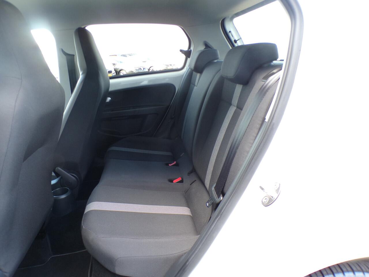 Volkswagen UP! 1.0 BMT high up!, R-Line / Stoelverwarming / Sensoren / Climate Control / Cruise Control / 16'' LMV