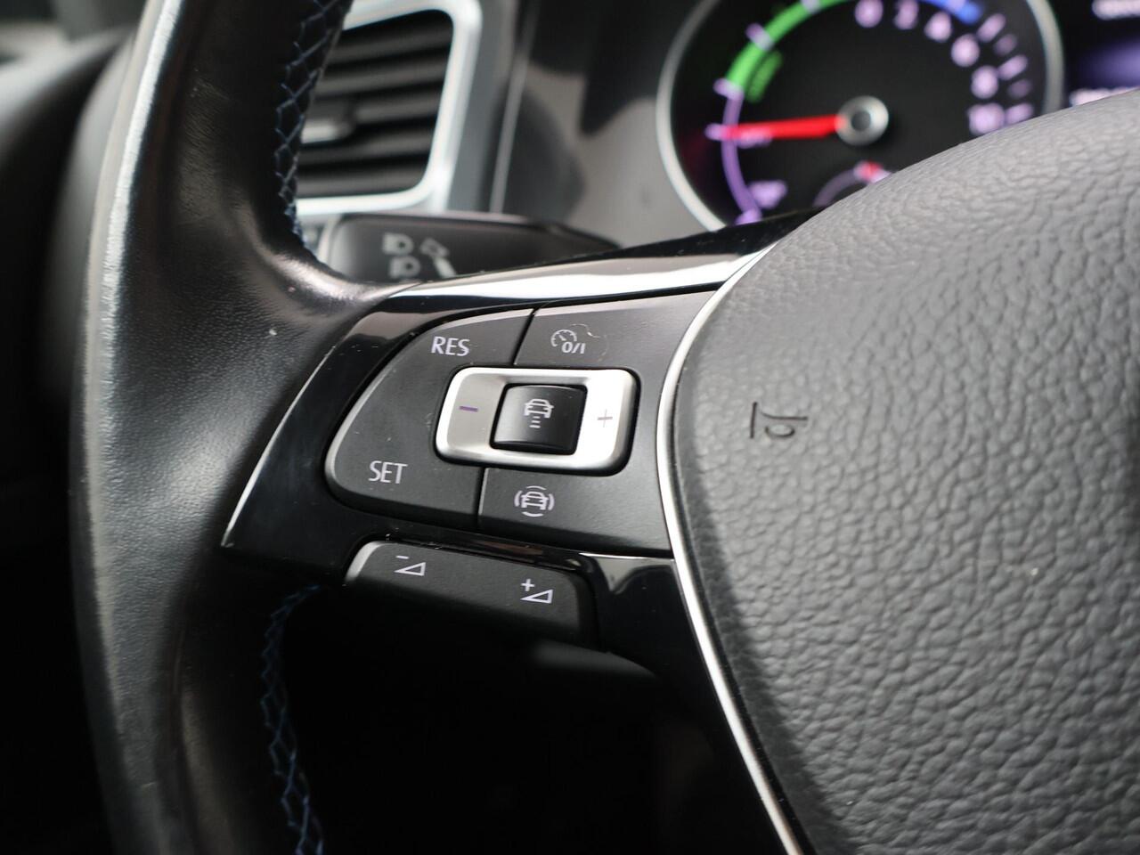 Volkswagen e-Golf E-DITION | 136 PK | SoH 90% | Warmtepomp | Adaptive cruise control | Verwarmde voorruit |