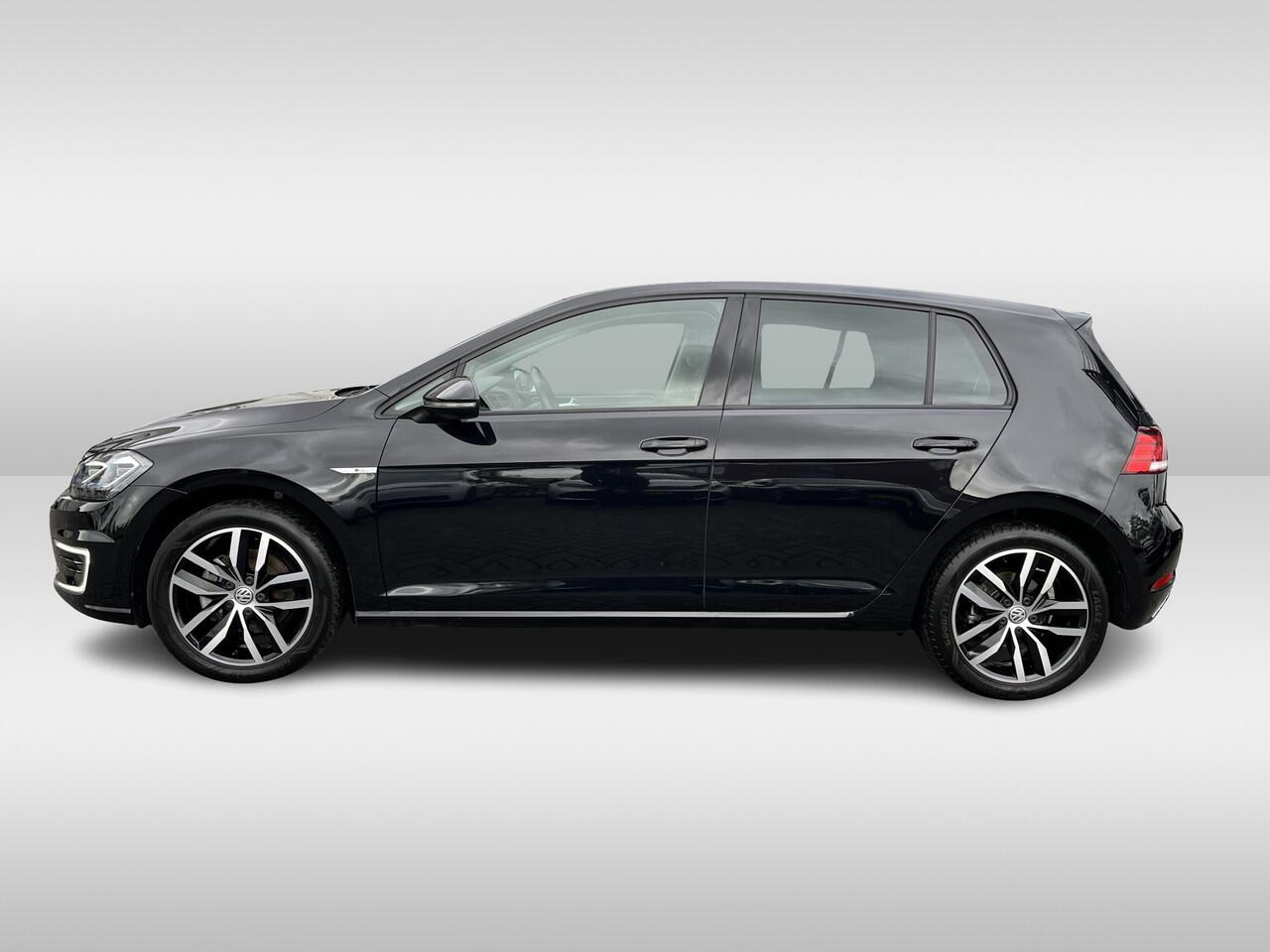 Volkswagen e-Golf E-DITION Navigatie / Parkeersensoren / Voorruitverwarming / LED / Clima / 17"LM State of Health accu = 90%