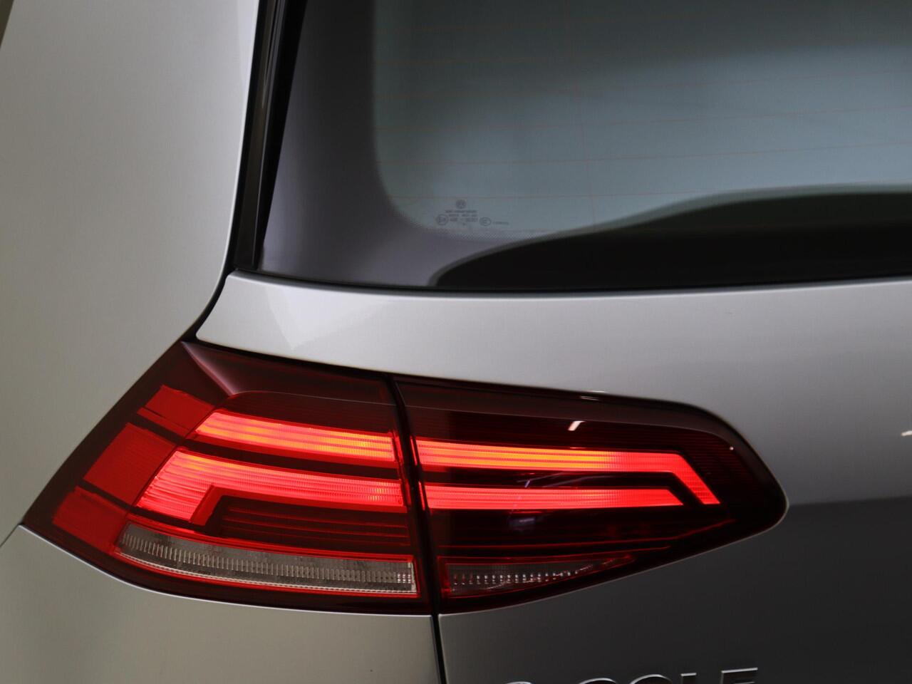 Volkswagen e-Golf E-DITION | LED verlichting | Navigatie | Adaptieve cruise control | Parkeersensoren | Verwarmde voorruit | Bluetooth |