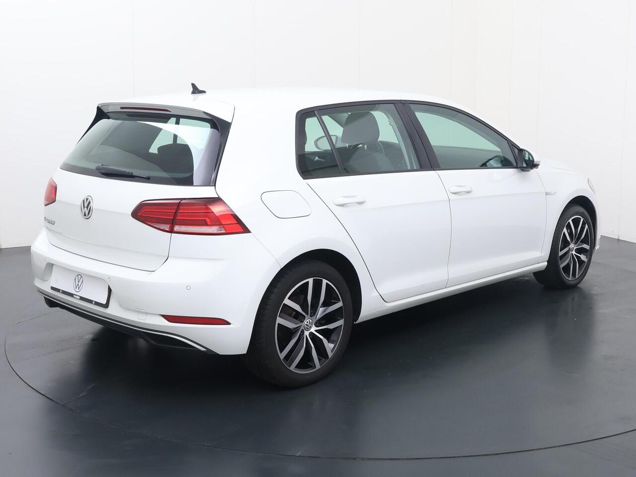 Volkswagen e-Golf E-DITION | 136 PK | SoH 89% | Warmtepomp | Achteruitrijcamera | Adaptive cruise control |