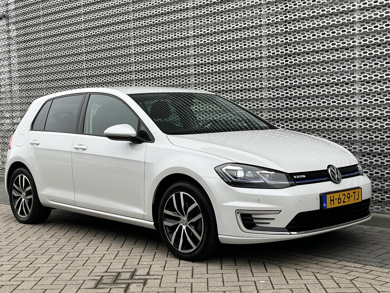 Volkswagen e-Golf E-DITION / Digitaal dashboard / 17" LMV / Navigatie / App connect / Camera / Parkeersensoren V+A /