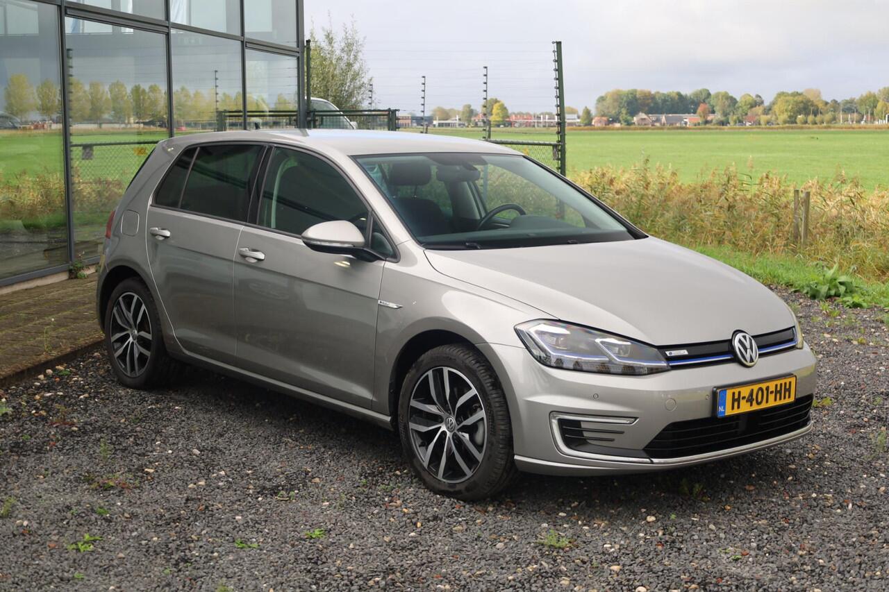 Volkswagen e-Golf E-DITION 136 PK / 100kW E Golf, volledig electrisch, 17" LMV Madrid , Discover navi, Extra getint achter, achteruitrij camera