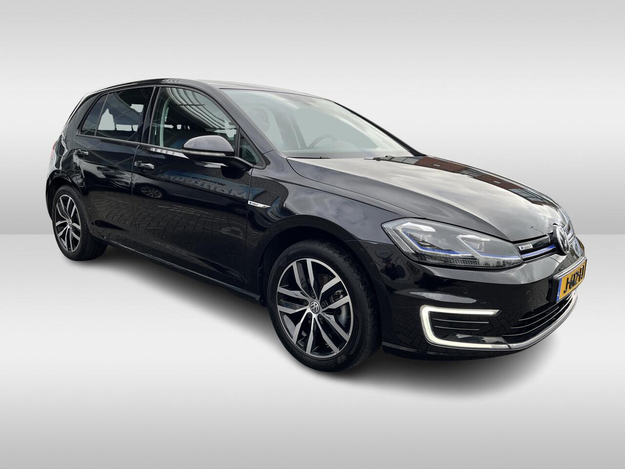 Volkswagen e-Golf E-DITION Navigatie / Parkeersensoren / Voorruitverwarming / LED / Clima / 17"LM State of Health accu = 90%
