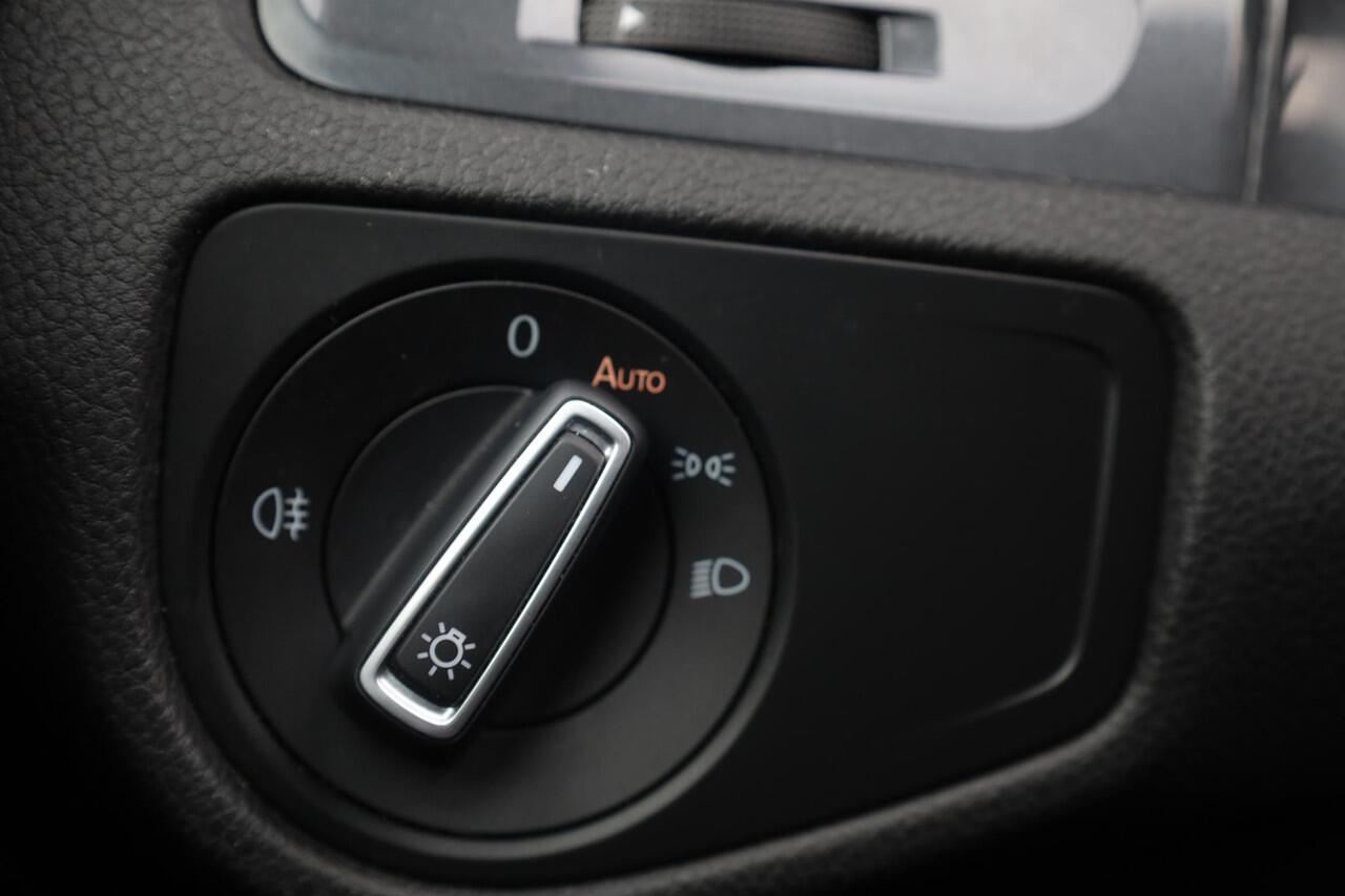 Volkswagen e-Golf E-DITION 136 PK / 100kW E Golf, volledig electrisch, 17" LMV Madrid , Discover navi, Extra getint achter, achteruitrij camera