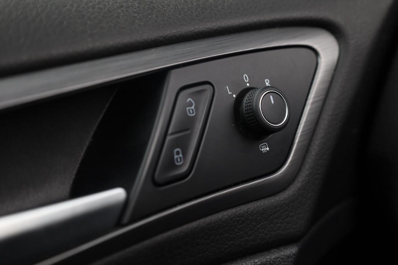 Volkswagen e-Golf E-DITION 136 PK / 100kW E Golf, volledig electrisch, 17" LMV Madrid , Discover navi, Extra getint achter, achteruitrij camera