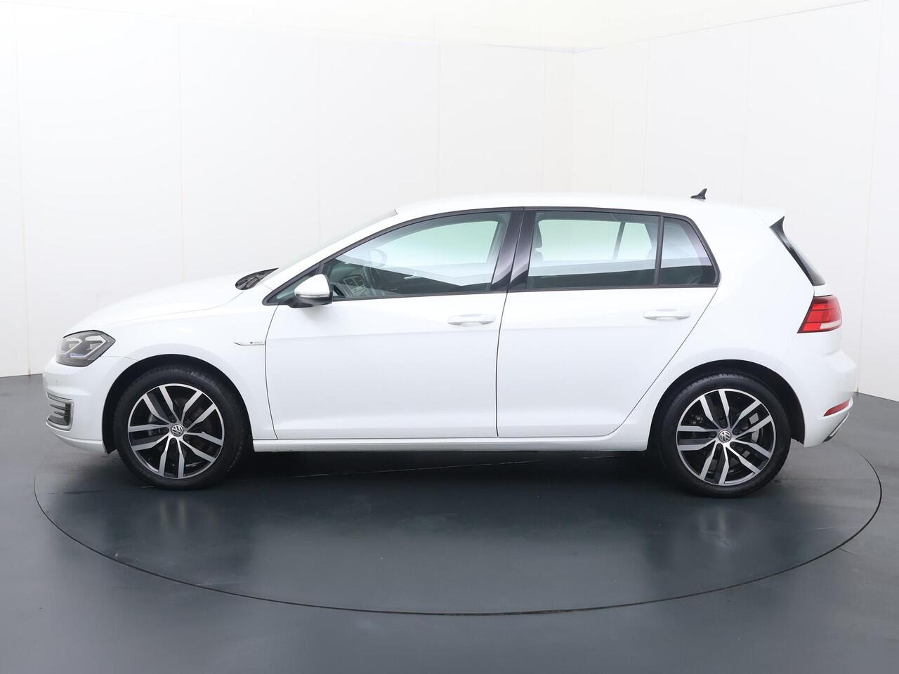 Volkswagen e-Golf E-DITION | 136 PK | SoH 89% | Warmtepomp | Achteruitrijcamera | Adaptive cruise control |