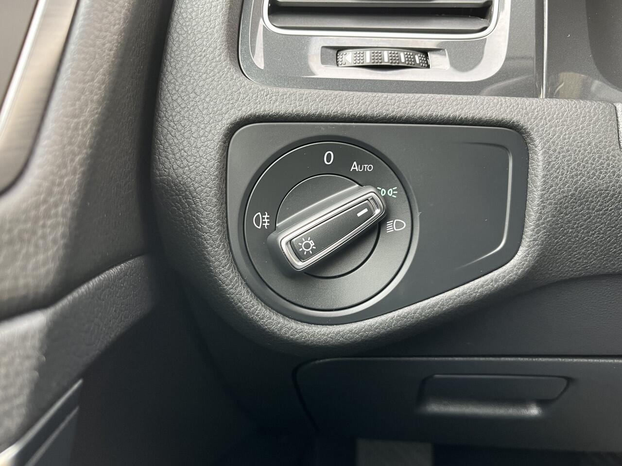 Volkswagen e-Golf E-DITION / SOH 90%/ PARK. SENSOREN/ ADAPT. CRUISE/ LED/ NAVI/ CLIMA/ DAB/ BLUETOOTH/ LEDER MULTI FUNCT. STUURWIEL/ 17" LMV