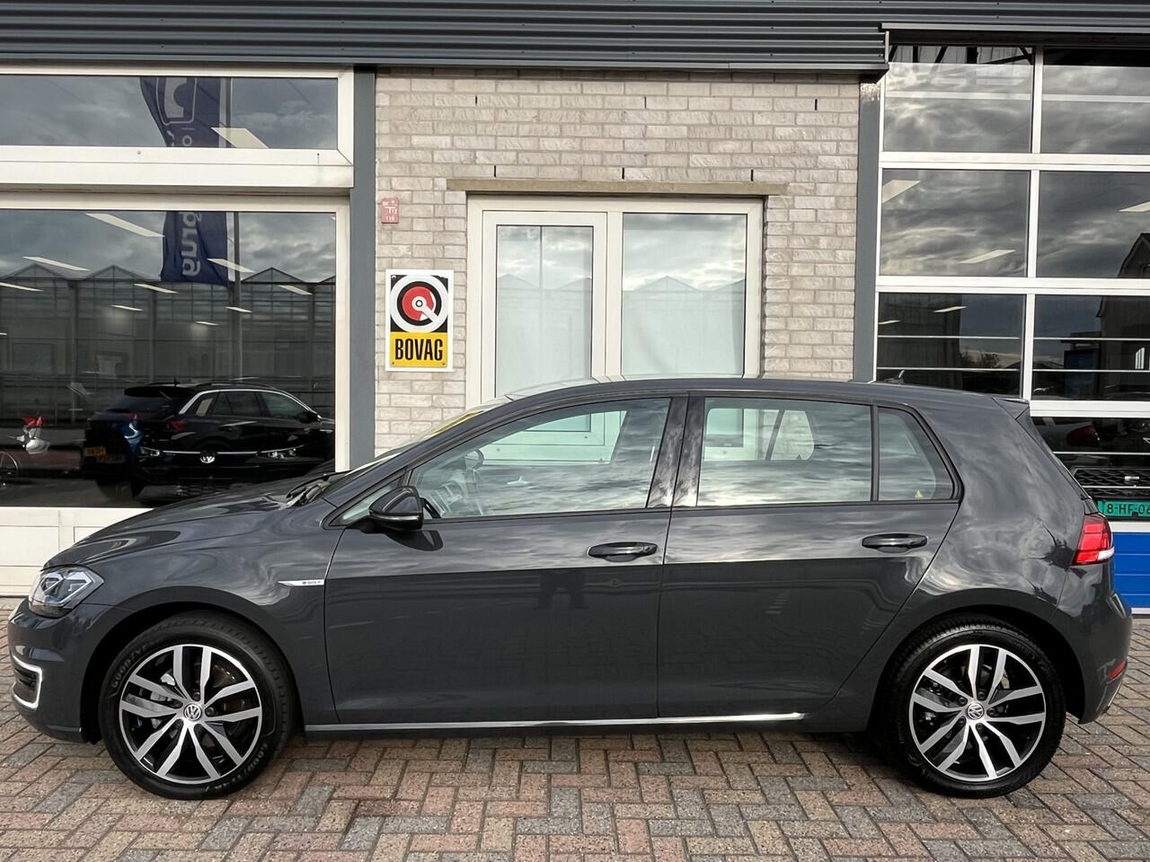 Volkswagen e-Golf E-DITION / SOH 90%/ PARK. SENSOREN/ ADAPT. CRUISE/ LED/ NAVI/ CLIMA/ DAB/ BLUETOOTH/ LEDER MULTI FUNCT. STUURWIEL/ 17" LMV