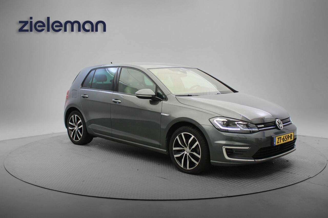 Volkswagen e-Golf Electric - Carplay, Camera, Leer, Stoelverw. Digtal cockpit, SOH 88%