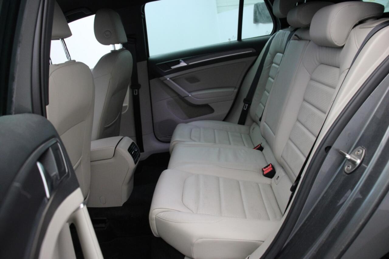 Volkswagen e-Golf Electric - Carplay, Camera, Leer, Stoelverw. Digtal cockpit, SOH 88%