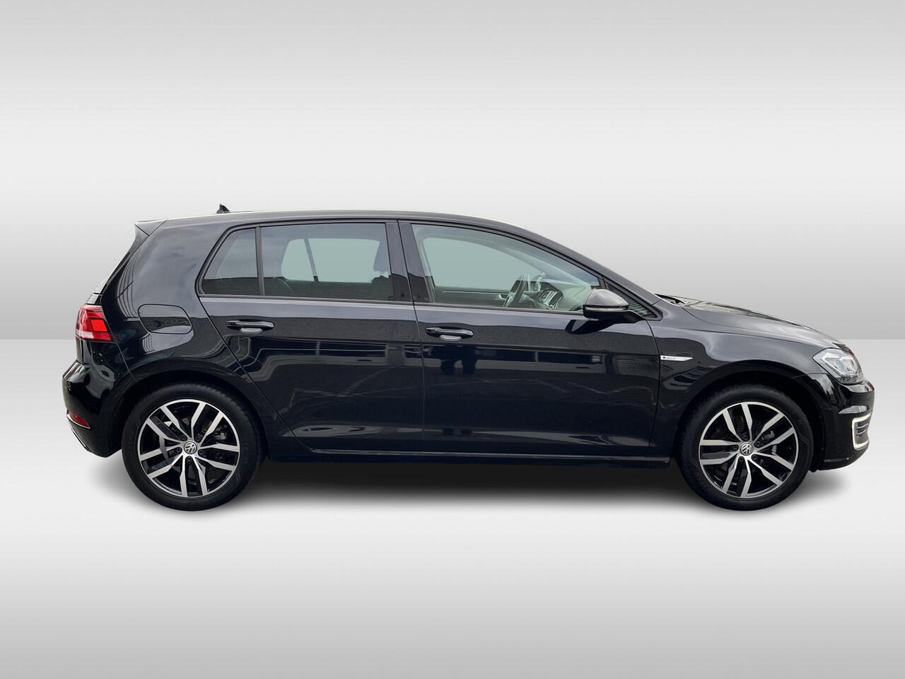Volkswagen e-Golf E-DITION Navigatie / Parkeersensoren / Voorruitverwarming / LED / Clima / 17"LM State of Health accu = 90%