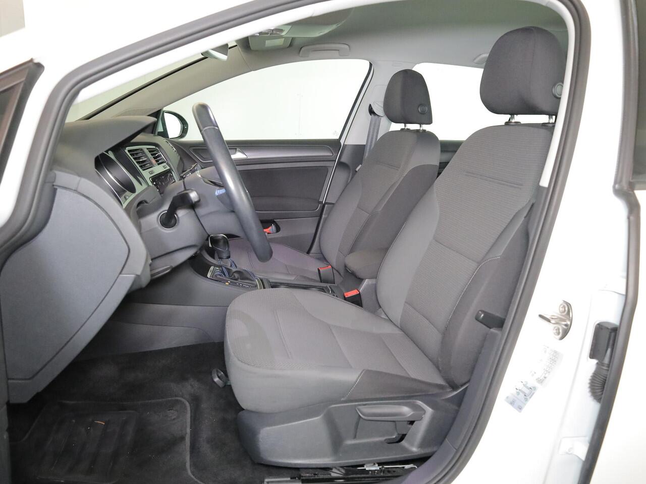 Volkswagen e-Golf E-DITION 136pk | Navi| Parksensors| LM-velgen| LED| SOH91%