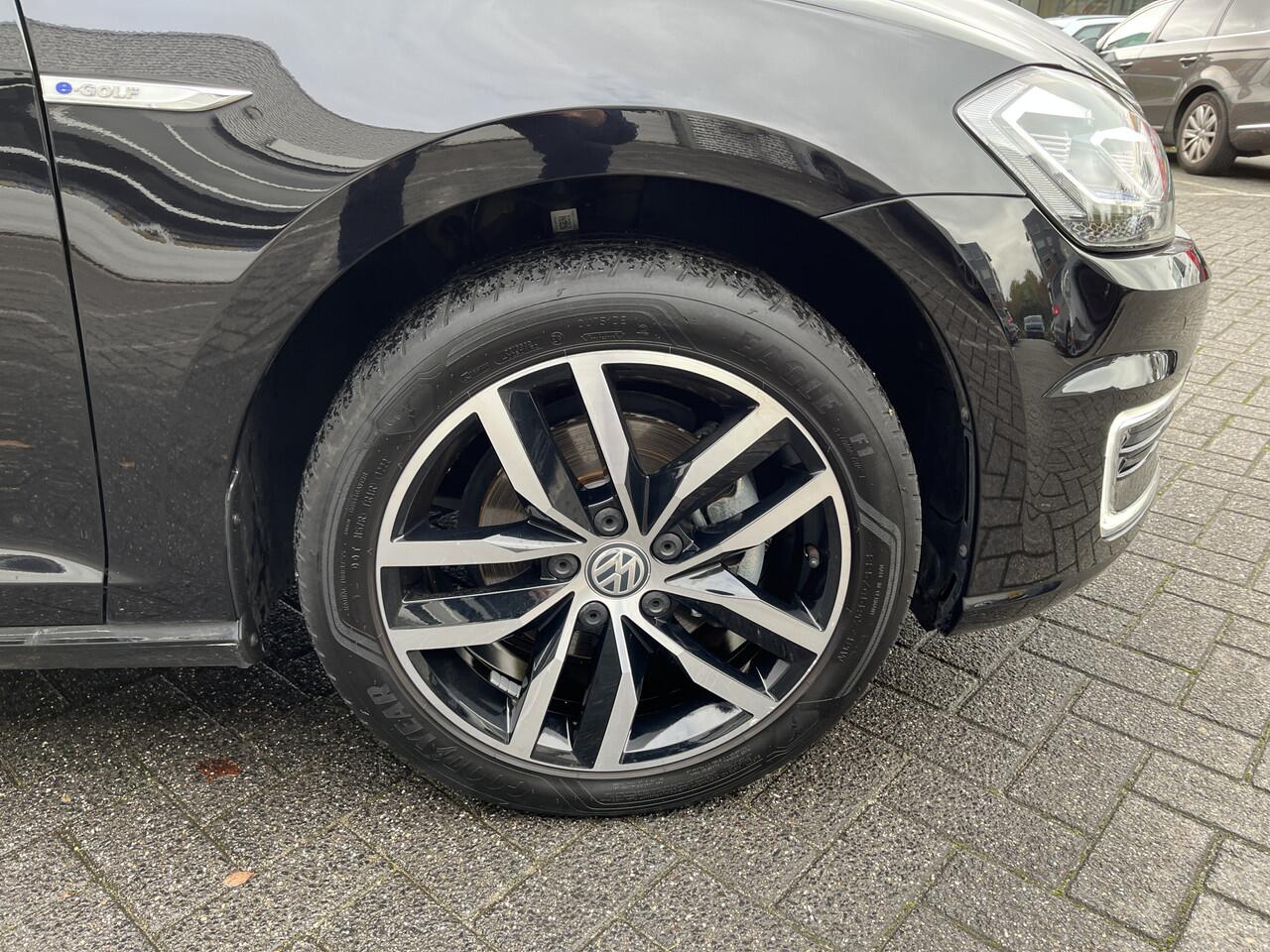 Volkswagen e-Golf E-DITION Navigatie / Parkeersensoren / Voorruitverwarming / LED / Clima / 17"LM State of Health accu = 90%