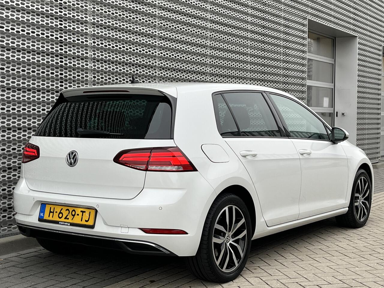 Volkswagen e-Golf E-DITION / Digitaal dashboard / 17" LMV / Navigatie / App connect / Camera / Parkeersensoren V+A /