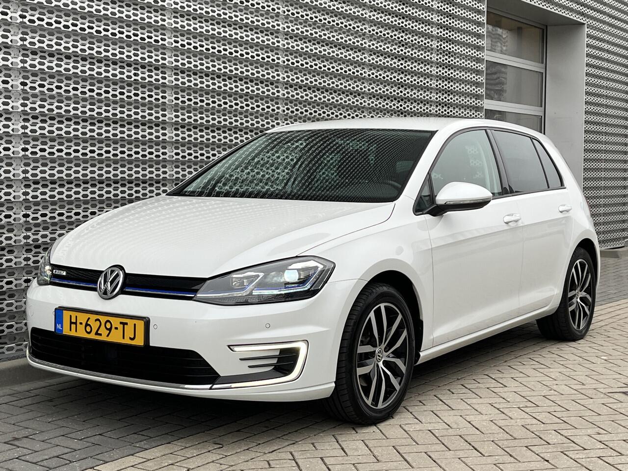 Volkswagen e-Golf E-DITION / Digitaal dashboard / 17" LMV / Navigatie / App connect / Camera / Parkeersensoren V+A /