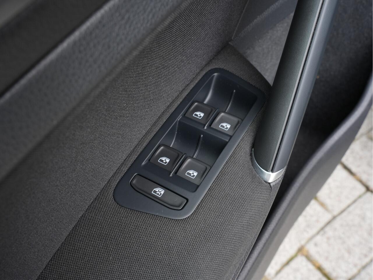 Volkswagen e-Golf E-DITION | Navigatie | Climate Control | ACC | Stoelverwarming| SOH 89%