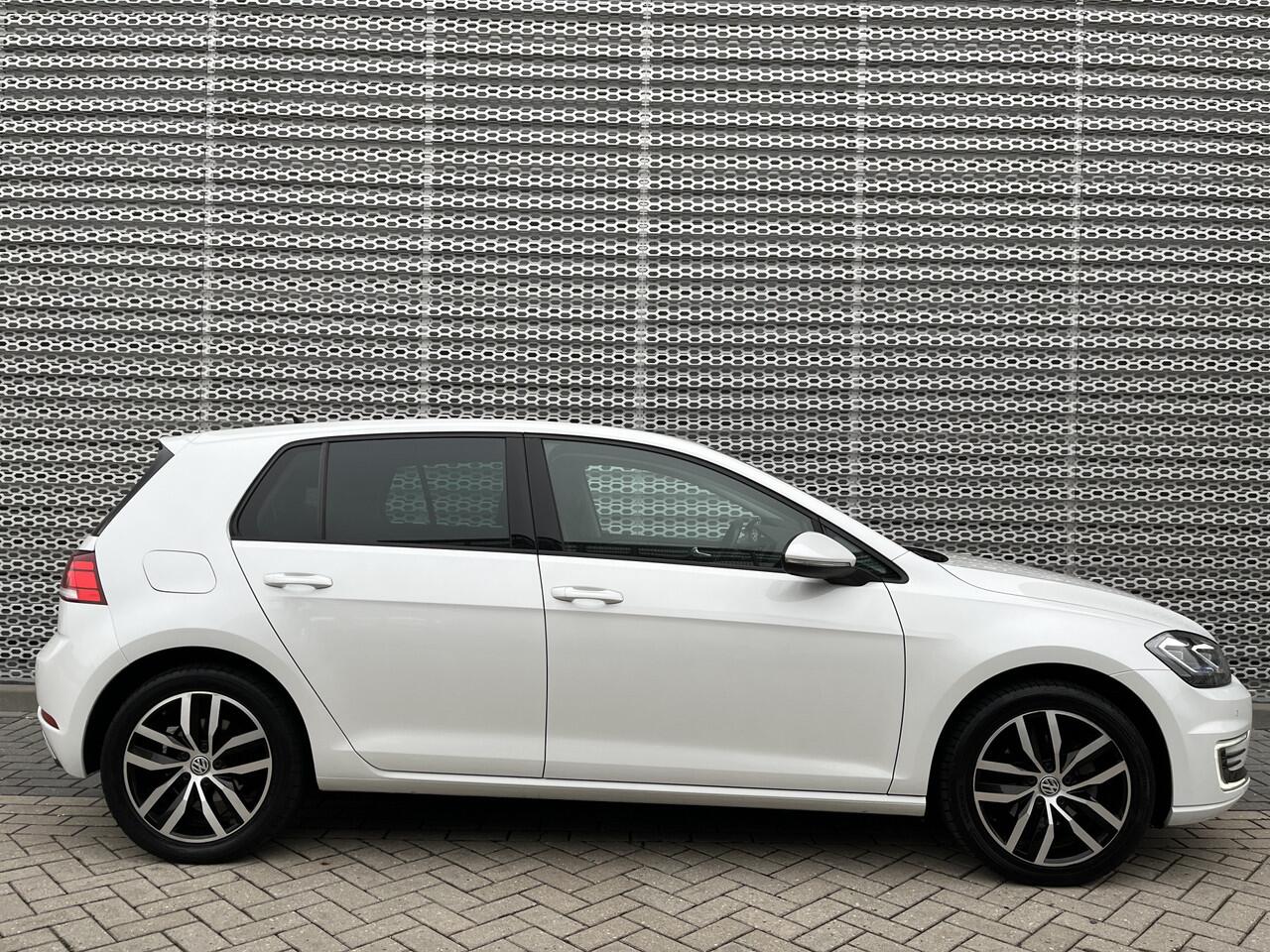 Volkswagen e-Golf E-DITION / Digitaal dashboard / 17" LMV / Navigatie / App connect / Camera / Parkeersensoren V+A /