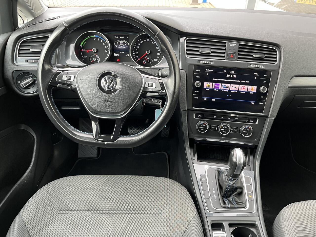 Volkswagen e-Golf E-DITION / SOH 90%/ PARK. SENSOREN/ ADAPT. CRUISE/ LED/ NAVI/ CLIMA/ DAB/ BLUETOOTH/ LEDER MULTI FUNCT. STUURWIEL/ 17" LMV