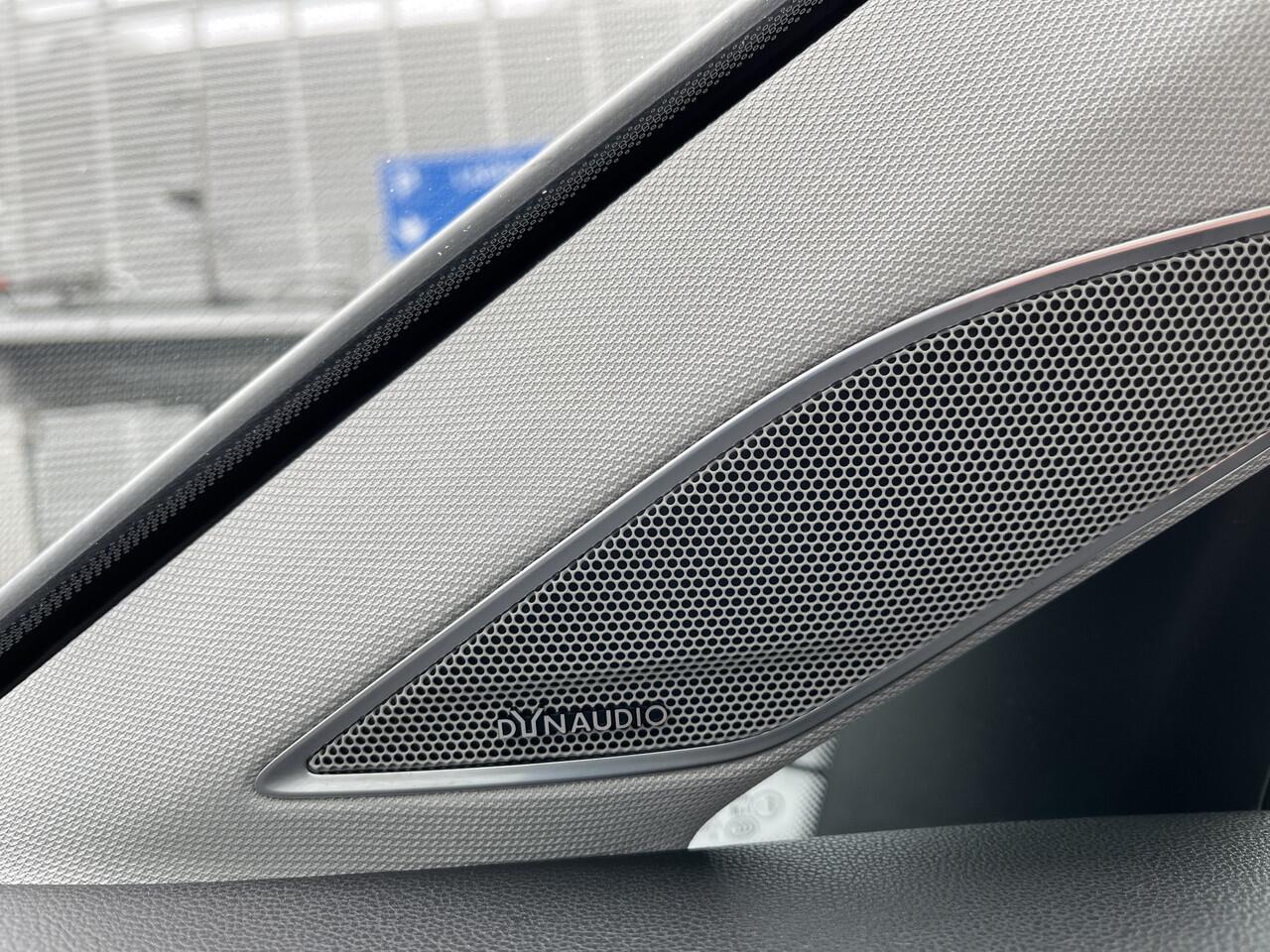 Volkswagen e-Golf E-DITION / Digitaal dashboard / 17" LMV / Navigatie / App connect / Camera / Parkeersensoren V+A /