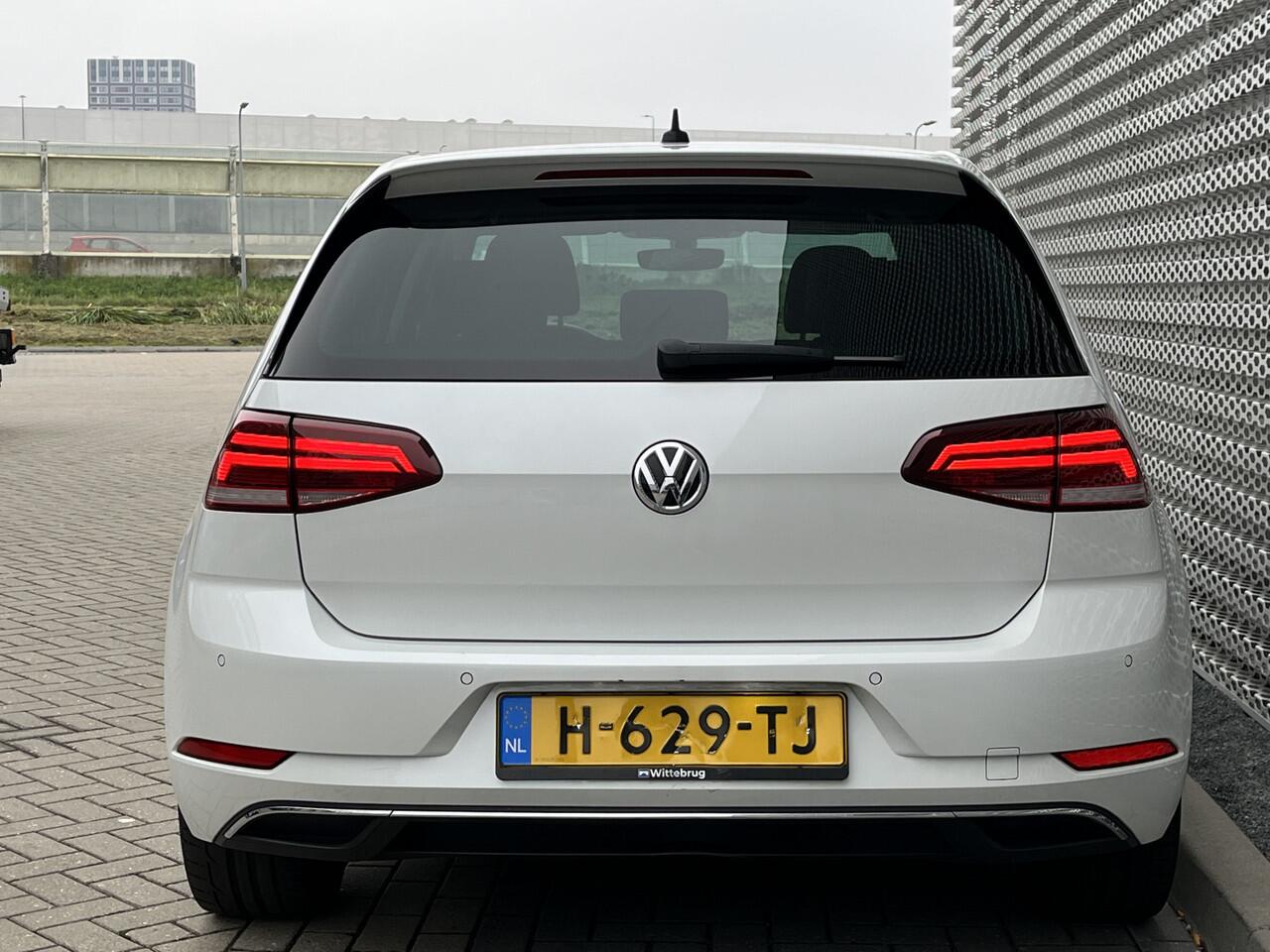 Volkswagen e-Golf E-DITION / Digitaal dashboard / 17" LMV / Navigatie / App connect / Camera / Parkeersensoren V+A /