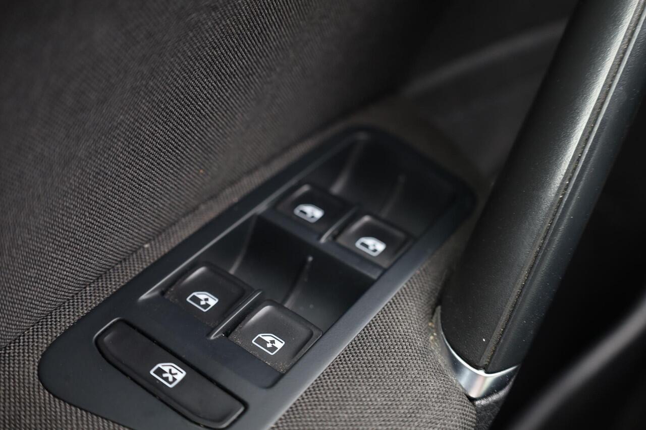 Volkswagen e-Golf E-DITION 136 PK / 100kW E Golf, volledig electrisch, 17" LMV Madrid , Discover navi, Extra getint achter, achteruitrij camera