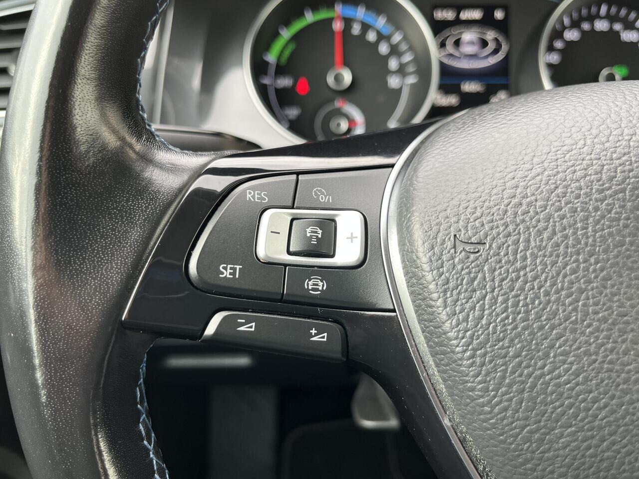 Volkswagen e-Golf E-DITION / SOH 90%/ PARK. SENSOREN/ ADAPT. CRUISE/ LED/ NAVI/ CLIMA/ DAB/ BLUETOOTH/ LEDER MULTI FUNCT. STUURWIEL/ 17" LMV