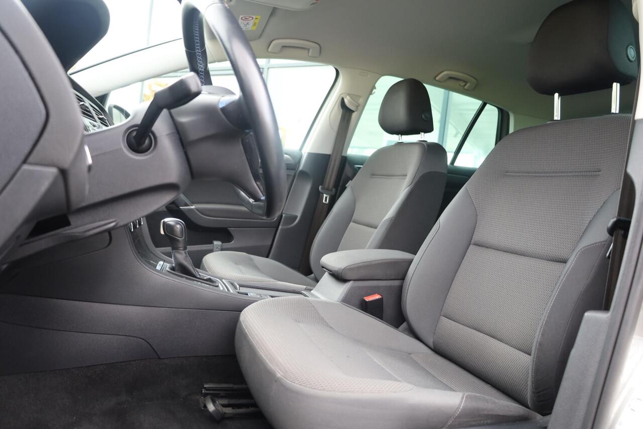 Volkswagen e-Golf E-DITION 136 PK / 100kW E Golf, volledig electrisch, 17" LMV Madrid , Discover navi, Extra getint achter, achteruitrij camera