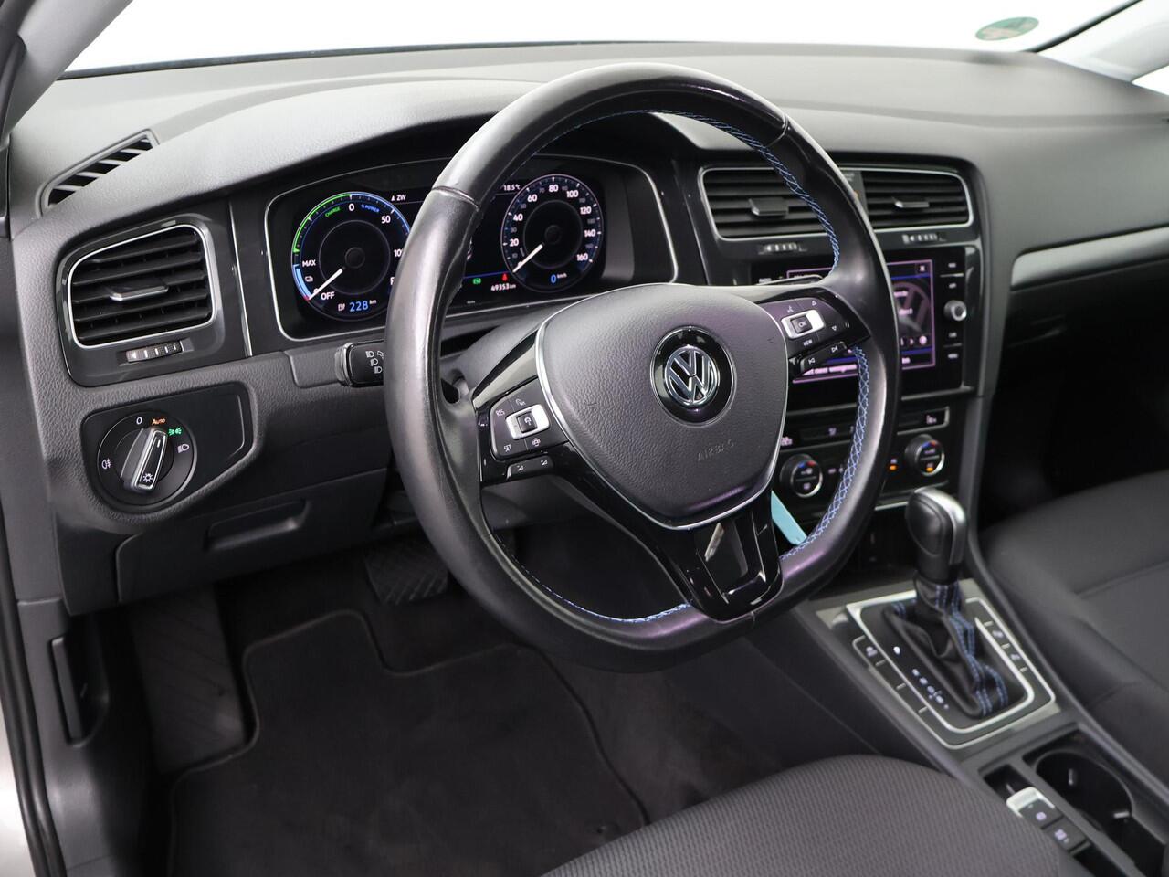 Volkswagen e-Golf E-DITION | 136 PK | SoH 90% | Automaat | Multifunctioneel stuurwiel | Cruisecontrol | Achteruitrij camera |