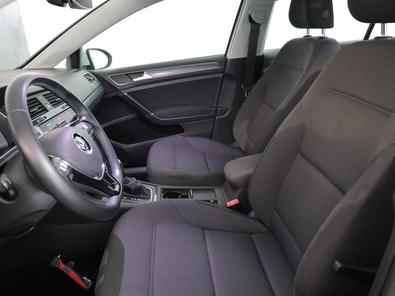 Volkswagen e-Golf E-DITION 136 pk | Navigatie | Warmtepomp | Parkeersensoren | Achteruitrijcamera | Autom. airco | Voll. digitaal instrumentenpaneel |