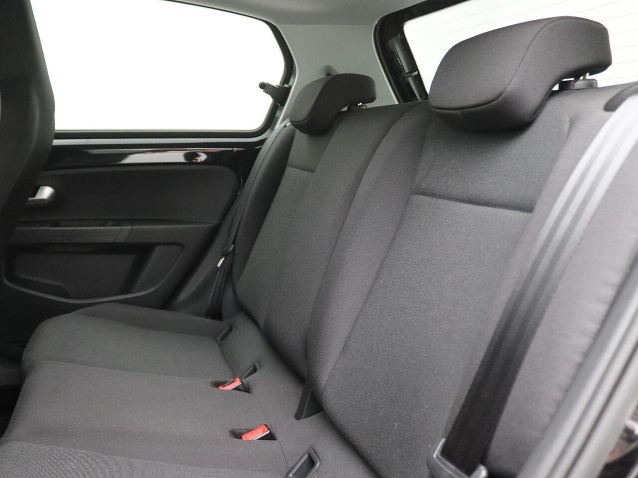 Volkswagen e-Up e-Up! Max 260 km range Cruise, CCS, Stoel- en voorruitverwarming, achteruitrijcamera, Parkeerhulp achter, 15'' lichtmetaal