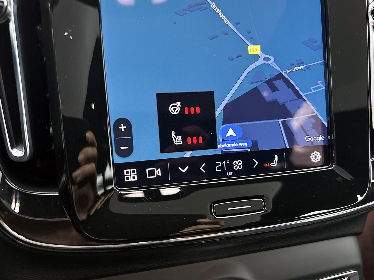 Volvo C40 Recharge Plus 69 kWh SOH 95% / Panoramadak / Trekhaak / Camera / Stoel-Stuurverwarming / Navigatie / Radio-multimedia / Apk 01-2027