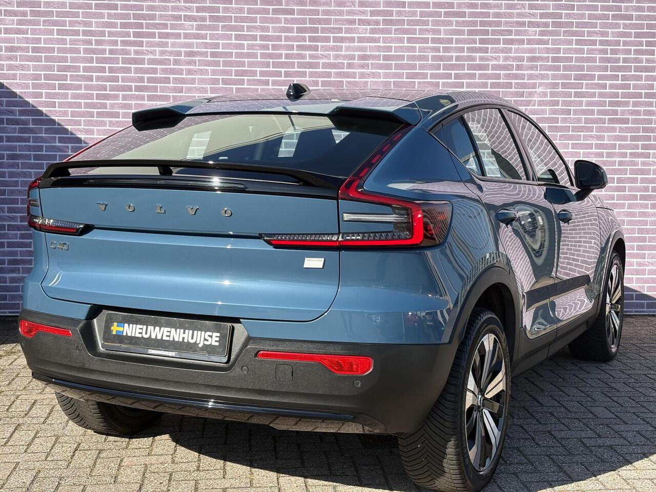 Volvo C40 Single Motor Plus 69 kWh | Stuur + stoel verwarming | All season banden | Keyless entry | Panorama dak | Warmte pomp |