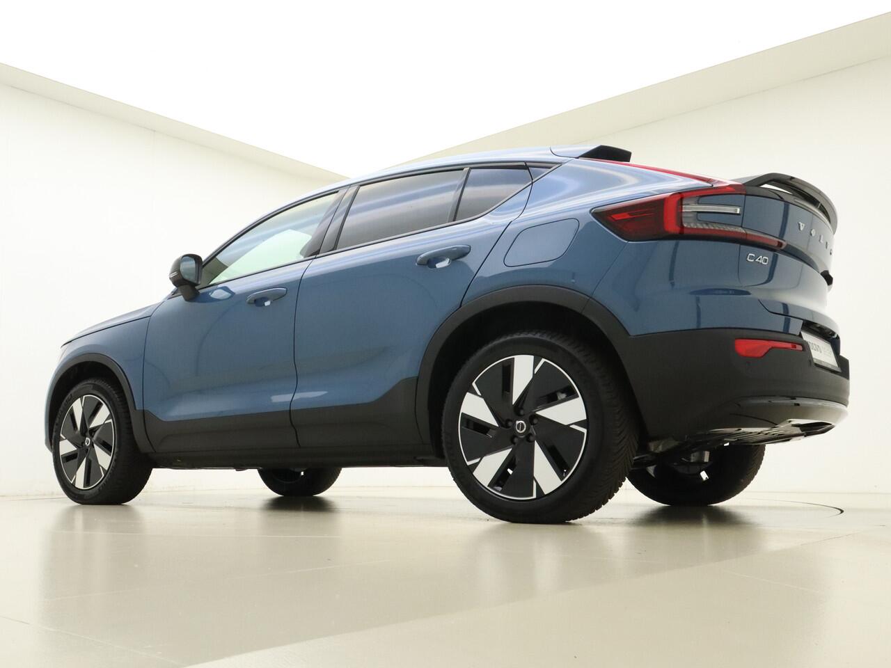 Volvo C40 Extended Range Plus / El. Trekhaak / Nubuck / Getint glas / Gratis onderhoud t/m 17-01-2028 / Climate /