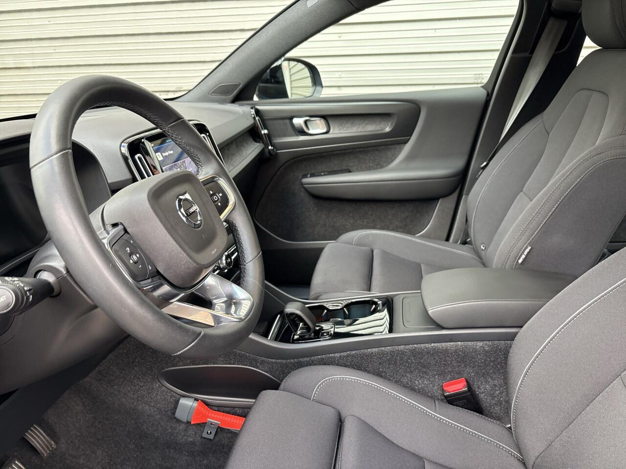 Volvo C40 Recharge 231PK Core 69 kWh | Camera | 19 "LMV | Stoelverwarming | Stuurverwarming