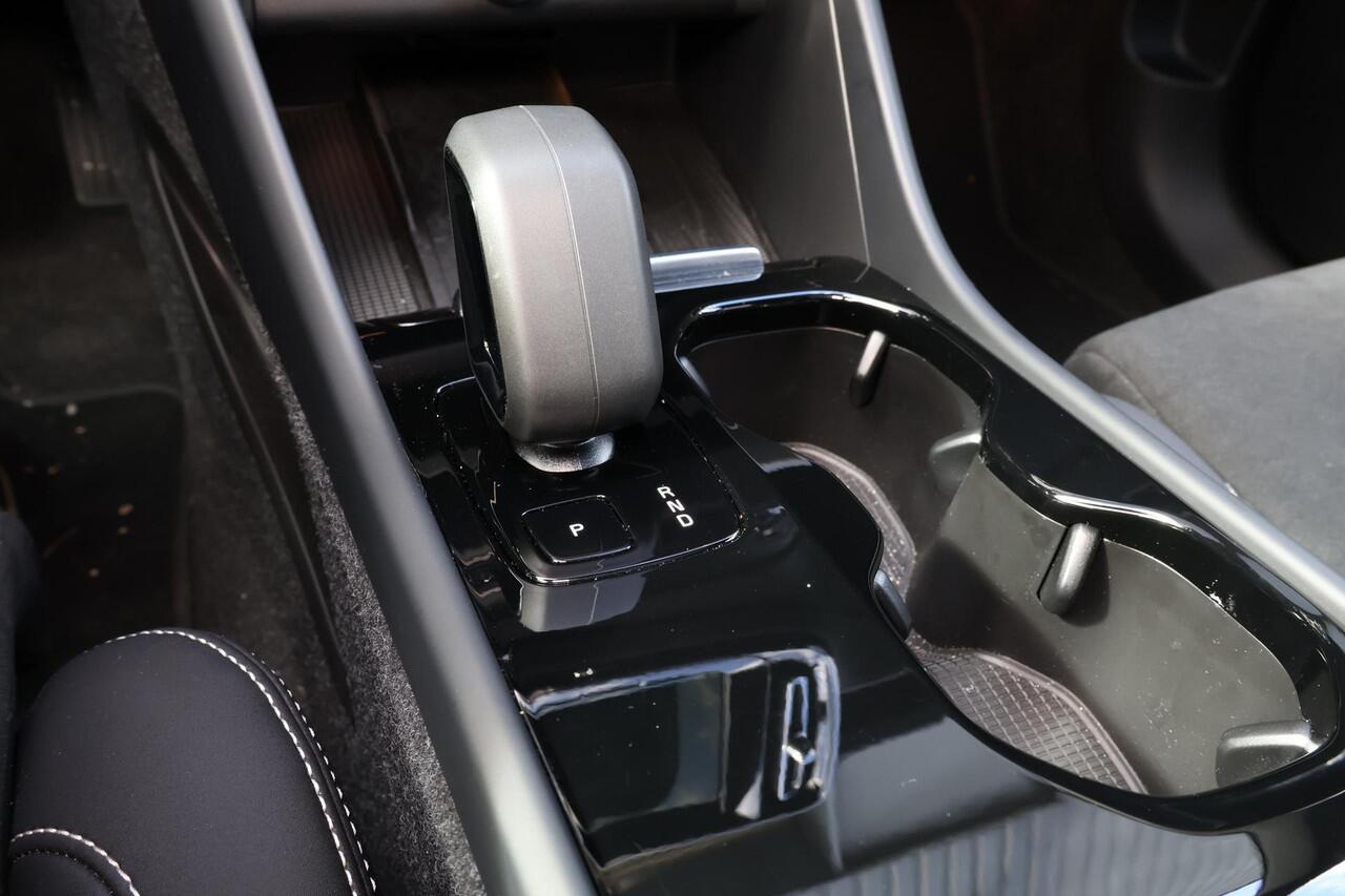 Volvo C40 Single Plus - Panoramadak - IntelliSafe Assist & Surround - Parkeercamera achter - Verwarmde voorstoelen & stuur - Parkeersensoren voor & achter- Draadloze tel. lader - Warmtepomp - Extra getint glas - 20' LMV