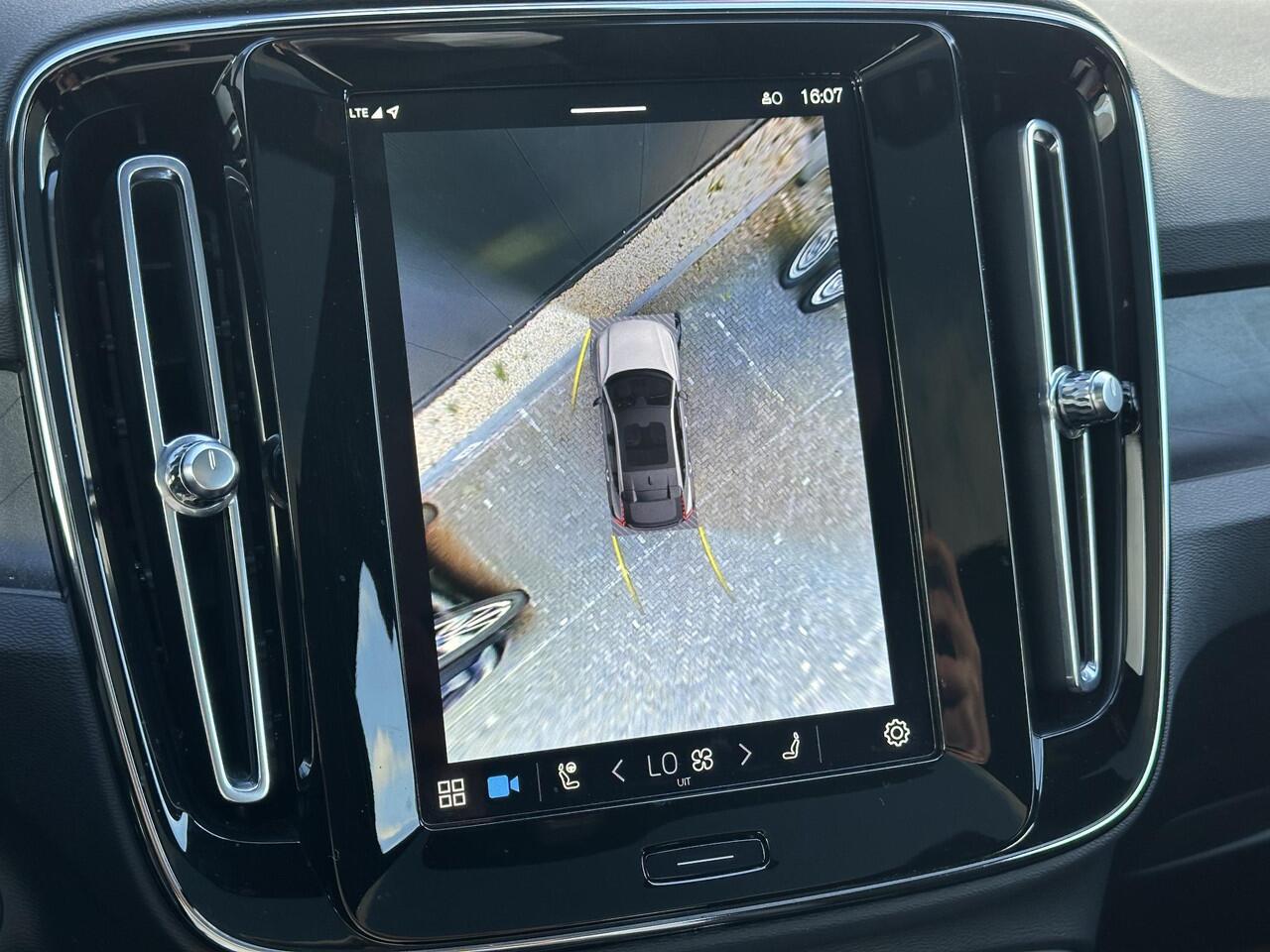 Volvo C40 Recharge Twin Intro Edition 78 kWh Adaptive cruise control / BLIS / 360 Camera / elektr. stoelverstelling / Harman Kardon Audio / Stoel- en stuurverwarming / Keyless Drive