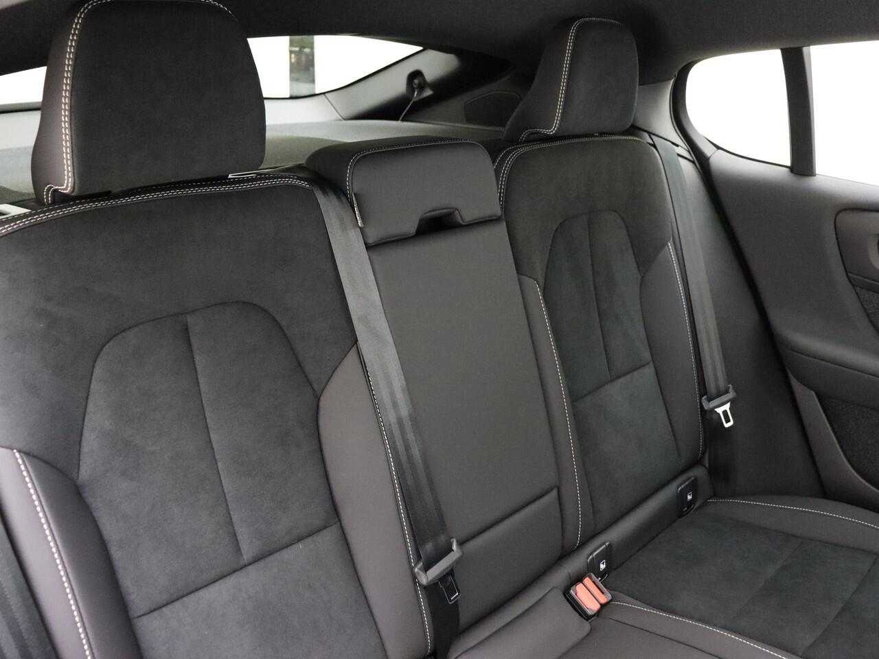 Volvo C40 Extended Range Plus / El. Trekhaak / Nubuck / Getint glas / Gratis onderhoud t/m 17-01-2028 / Climate /