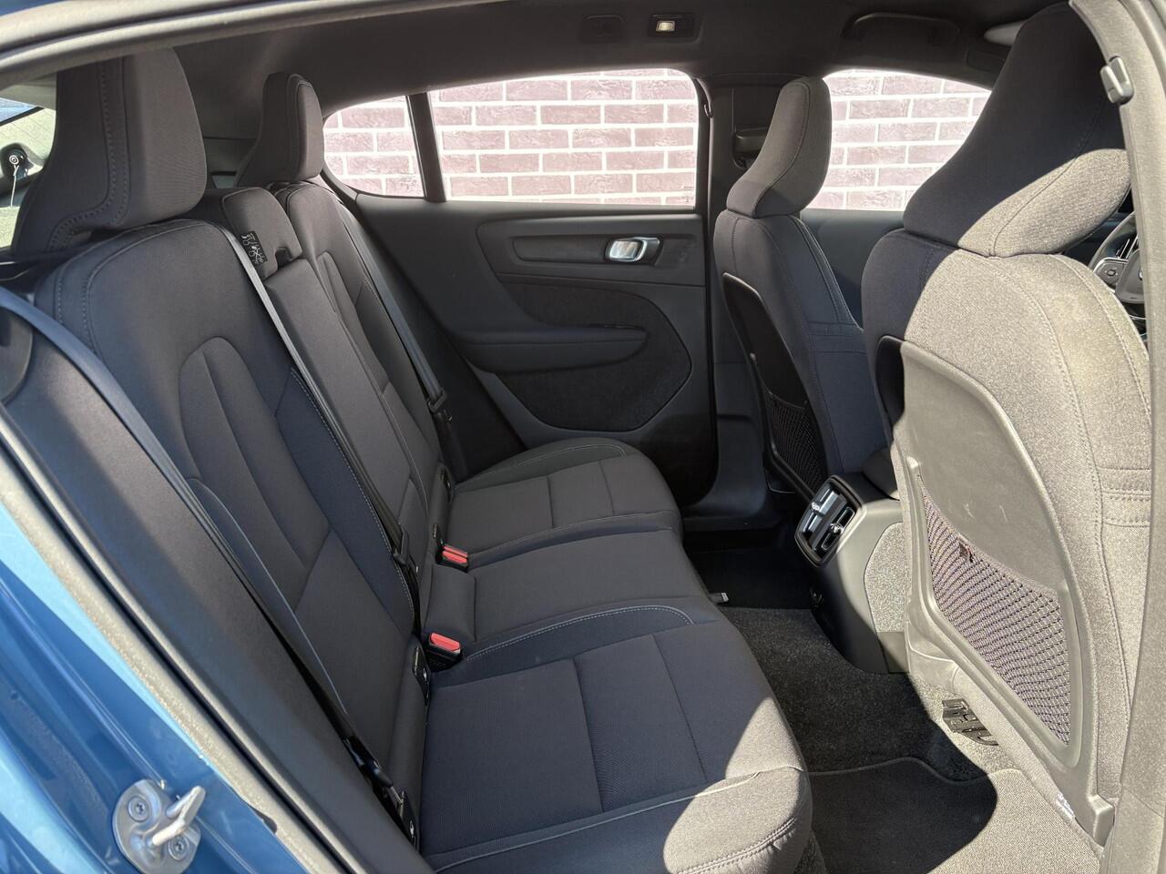 Volvo C40 Single Motor Plus 69 kWh | Stuur + stoel verwarming | All season banden | Keyless entry | Panorama dak | Warmte pomp |