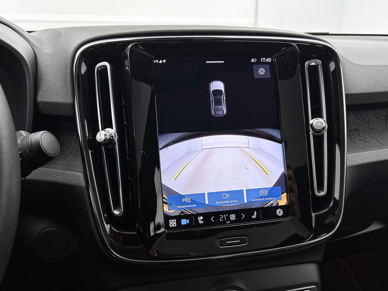 Volvo C40 Recharge Plus 69 kWh SOH 95% / Panoramadak / Trekhaak / Camera / Stoel-Stuurverwarming / Navigatie / Radio-multimedia / Apk 01-2027