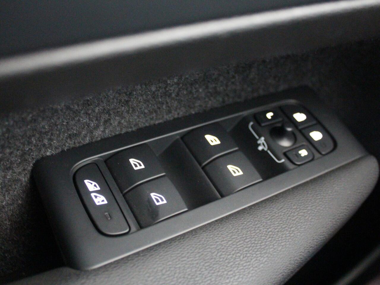 Volvo C40 Recharge Ultimate 69 kWh | Trekhaak | LED | Getinte ruiten |*