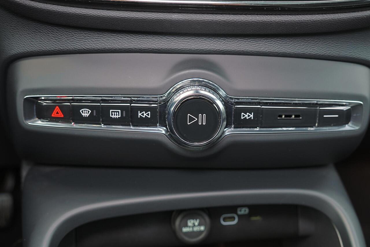 Volvo C40 Plus 69 kWh - Panoramadak - IntelliSafe Assist & Surround - Parkeercamera achter - Verwarmde voorstoelen & stuur - Parkeersensoren voor & achter - Warmtepomp - Draadloze tel. lader - Extra getint glas - 20' LMV