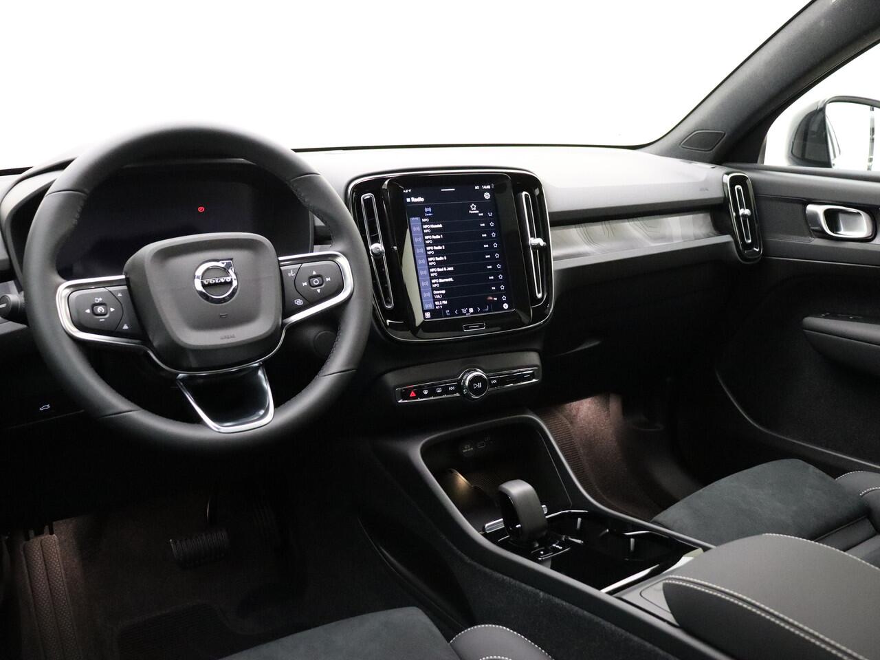 Volvo C40 Extended Range Plus / El. Trekhaak / Nubuck / Getint glas / Gratis onderhoud t/m 17-01-2028 / Climate /