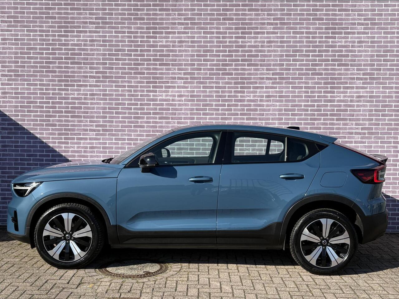 Volvo C40 Single Motor Plus 69 kWh | Stuur + stoel verwarming | All season banden | Keyless entry | Panorama dak | Warmte pomp |