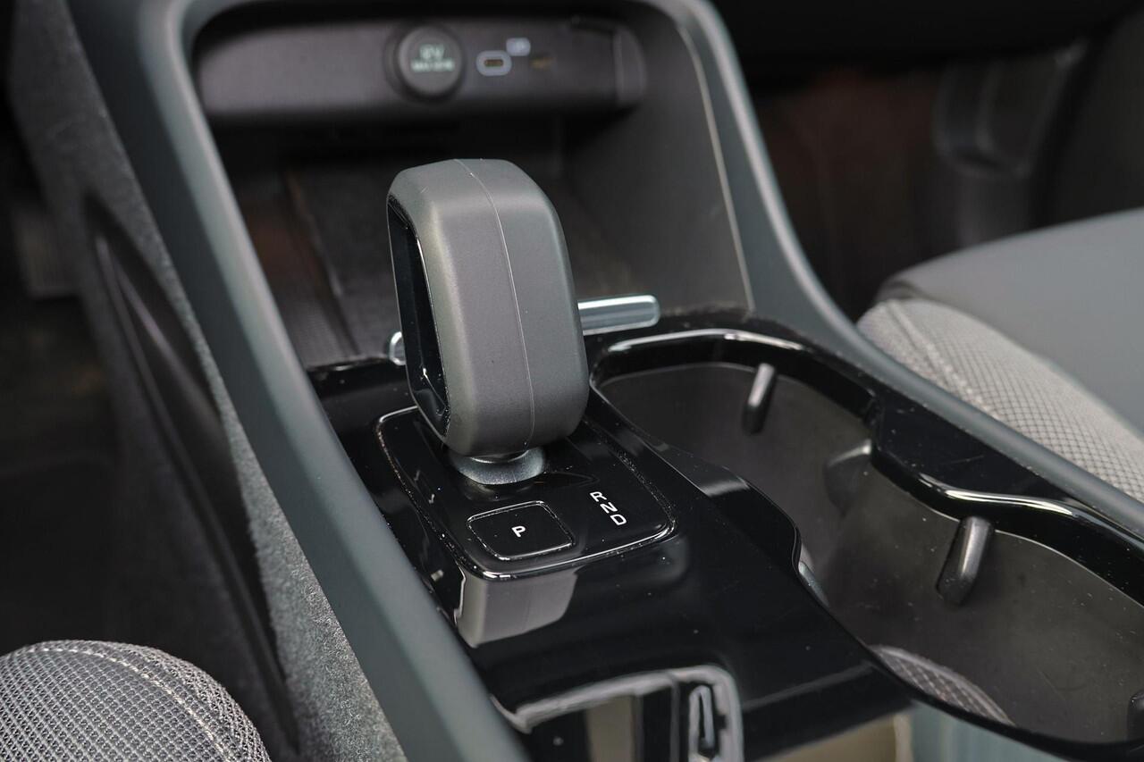 Volvo C40 Plus 69 kWh - Panoramadak - IntelliSafe Assist & Surround - Parkeercamera achter - Verwarmde voorstoelen & stuur - Parkeersensoren voor & achter - Warmtepomp - Draadloze tel. lader - Extra getint glas - 20' LMV