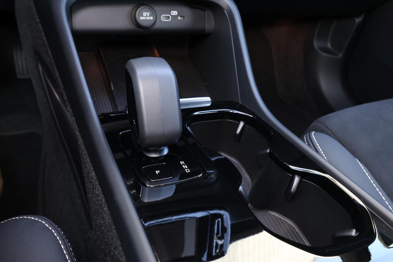 Volvo C40 Single Motor Extended Range Ultimate 82 kWh - Panoramadak - IntelliSafe Assist & Surround - 360º Camera - Verwarmde voorstoelen, stuur & achterbank - Parkeersensoren voor & achter - Elektr. bedienb. voorstoelen met geheugen links - Draadloze tel. lader - 