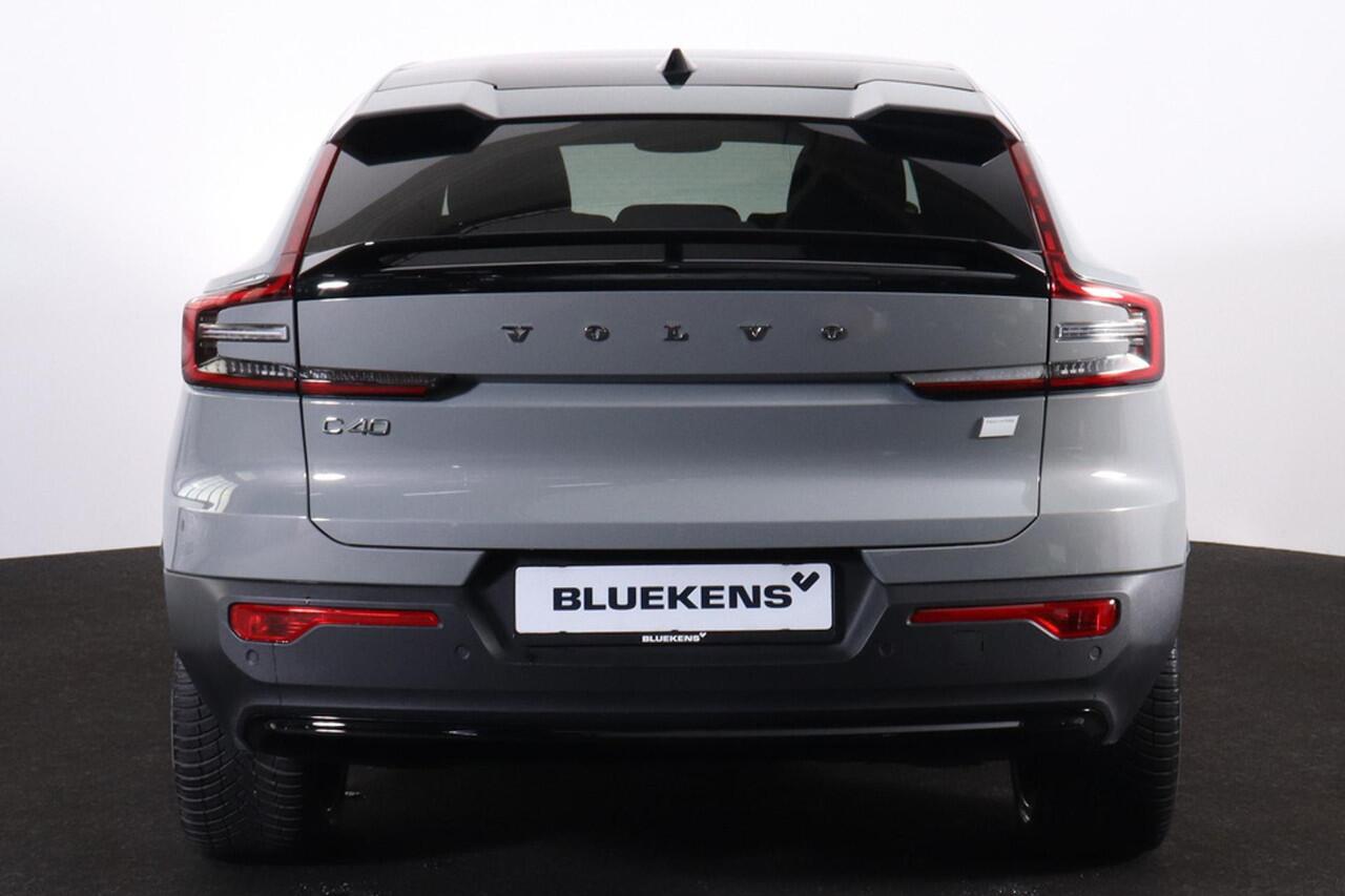 Volvo C40 Single Plus - Panoramadak - IntelliSafe Assist & Surround - Parkeercamera achter - Verwarmde voorstoelen & stuur - Parkeersensoren voor & achter- Draadloze tel. lader - Warmtepomp - Extra getint glas - 20' LMV