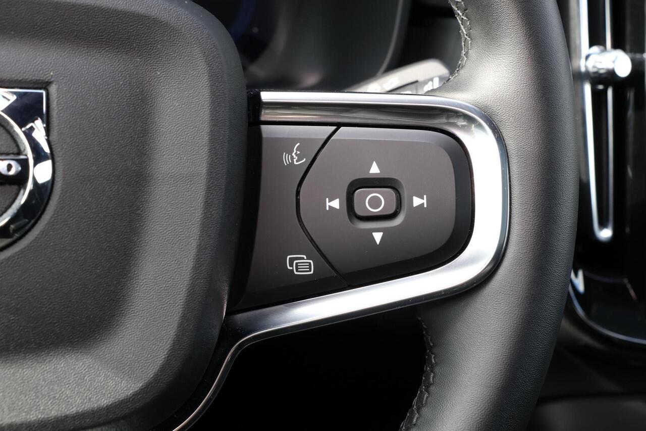 Volvo C40 Single Plus - Panoramadak - IntelliSafe Assist & Surround - Parkeercamera achter - Verwarmde voorstoelen & stuur - Parkeersensoren voor & achter- Draadloze tel. lader - Warmtepomp - Extra getint glas - 20' LMV