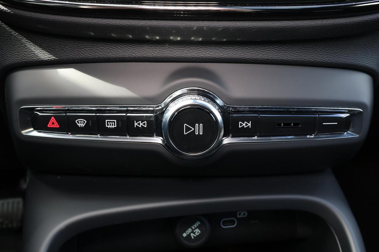 Volvo C40 Single Plus - Panoramadak - IntelliSafe Assist & Surround - Parkeercamera achter - Verwarmde voorstoelen & stuur - Parkeersensoren voor & achter- Draadloze tel. lader - Warmtepomp - Extra getint glas - 20' LMV